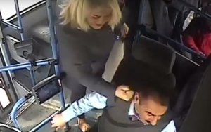 Bakıda sürücünü yumruqlayan qadın polisə verildi Bakıda sürücünü yumruqlayan qadın polisə verildi