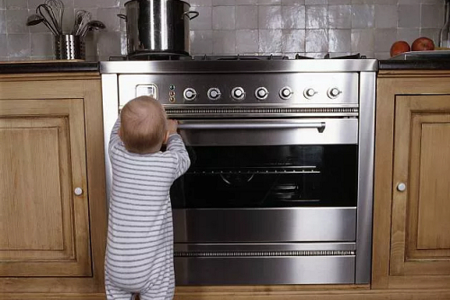 Sumqayıtda 3 yaşlı körpənin üzərinə qaynar su dağılıb Sumqayıtda 3 yaşlı körpənin üzərinə qaynar su dağılıb