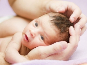 В Ширване новорожденного ребенка бросили на улице