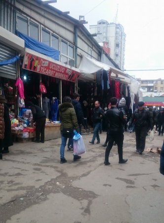 “Vosmoy bazarı”na qəfil basqın: “Biri bıçağı qarnına soxdu, biri qolunu doğradı...”