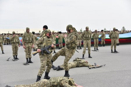 Nəsimi rayon ictimaiyyətinin nümayəndələri cəbhə bölgəsində xidmət edən əsgərlərlə Novruz bayramını qeyd etdilər - FOTOLAR