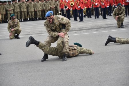 Nəsimi rayon ictimaiyyətinin nümayəndələri cəbhə bölgəsində xidmət edən əsgərlərlə Novruz bayramını qeyd etdilər - FOTOLAR