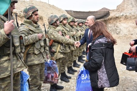 Nəsimi rayon ictimaiyyətinin nümayəndələri cəbhə bölgəsində xidmət edən əsgərlərlə Novruz bayramını qeyd etdilər - FOTOLAR