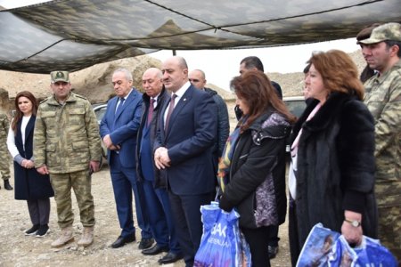 Nəsimi rayon ictimaiyyətinin nümayəndələri cəbhə bölgəsində xidmət edən əsgərlərlə Novruz bayramını qeyd etdilər - FOTOLAR