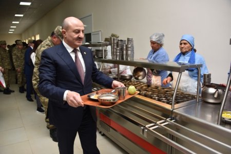 Nəsimi rayon ictimaiyyətinin nümayəndələri cəbhə bölgəsində xidmət edən əsgərlərlə Novruz bayramını qeyd etdilər - FOTOLAR