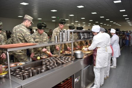 Nəsimi rayon ictimaiyyətinin nümayəndələri cəbhə bölgəsində xidmət edən əsgərlərlə Novruz bayramını qeyd etdilər - FOTOLAR