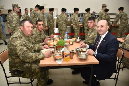 Nəsimi rayon ictimaiyyətinin nümayəndələri cəbhə bölgəsində xidmət edən əsgərlərlə Novruz bayramını qeyd etdilər - FOTOLAR