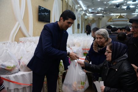 Novruz Bayramı ilə əlaqədar Nəsimi rayonunda ənənəvi olaraq imkansız ailələrə bayram payları təqdim olunmuşdur