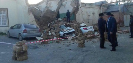 Binəqədidə bina uçdu, maşınlar dağıntılar altında qaldı - foto