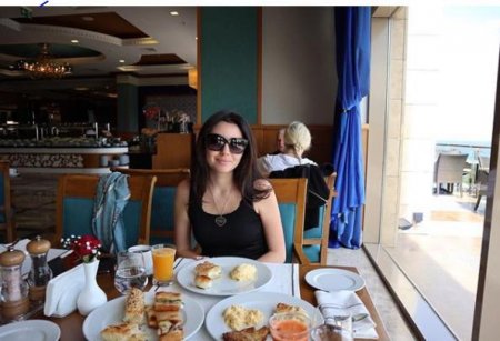 Mərhum nazir oğlu və xanımının istirahət fotoları