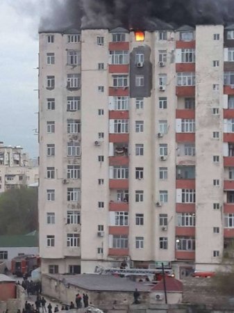 Bakıda yaşayış binasında dəhşətli yanğın - FOTOLAR
