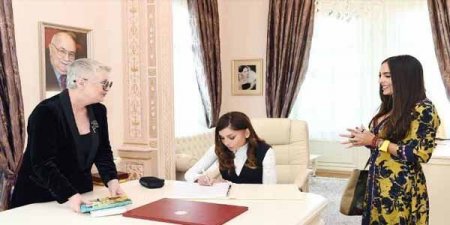 Mehriban Əliyeva qızı ilə İçərişəhərdə açılışda (FOTOLAR)