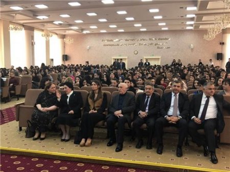 Qənirə Paşayeva Bakı Slavyan Universitetində 31 Mart soyqırımı ilə bağlı çıxış edib 