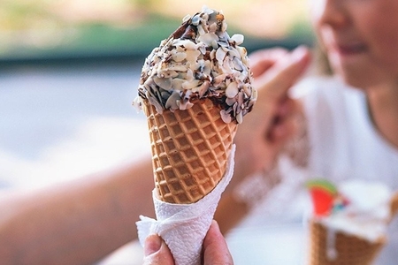 Qazaxıstanda dondurmadan kütləvi zəhərlənmə olub