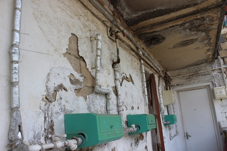 Yasamalda yaşayan dənizçi ailələri qorxu içindədir: Qəzalı bina hər an uça bilər - VİDEOREPORTAJ, FOTOLAR