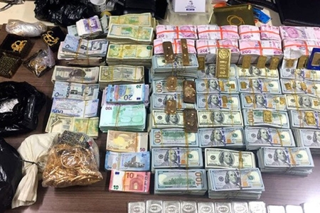 İki İŞİD üzvü həbs olundu: Evlərindən minlərlə dollar, kilolarla qızıl çıxdı İki İŞİD üzvü həbs olundu: Evlərindən minlərlə dollar, kilolarla qızıl çıxdı