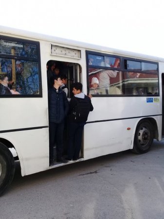 Bakıda məktəblilərin TƏHLÜKƏLİ anları – “Onları heç kim məcbur mindirməyib”