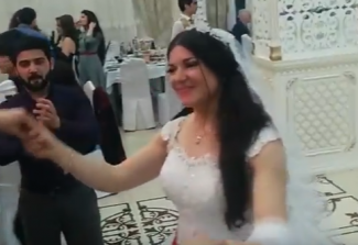 Amerikalı cütlük Bakıda Azərbaycansayağı toy etdi – VİDEO Amerikalı cütlük Bakıda Azərbaycansayağı toy etdi – VİDEO