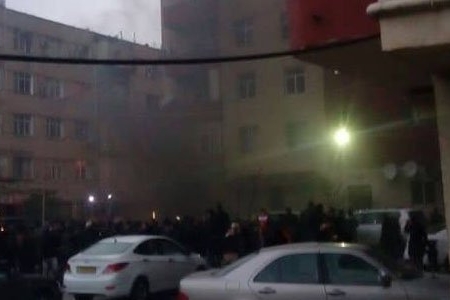 Bakıda yaşayış binası yanır (FOTOLAR)