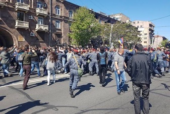Yerevan qan gölünə döndü-100 nəfər saxlanıldı