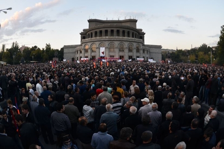 Yerevanın mərkəzində yenidən mitinq başlayıb