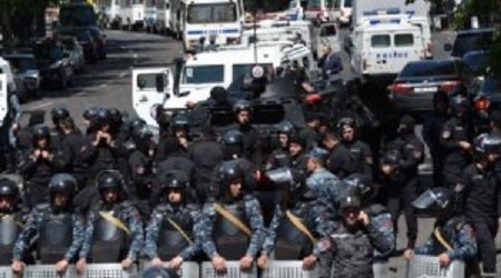 Ermənistanda polis xalq tərəfə keçir