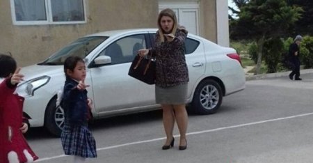 316 saylı orta məktəbin direktoru maşını məktəbin həyətində saxlayır - Şagirdləri qovur