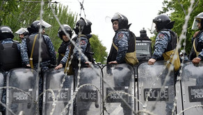 İrəvanda polis etiraz aksiyasını dağıdıb, onlarla aksiyaçı saxlanılıb İrəvanda polis etiraz aksiyasını dağıdıb, onlarla aksiyaçı saxlanılıb