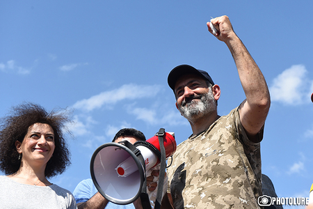 Paşinyan hökumətdən dərhal təslim olmağı tələb etdi