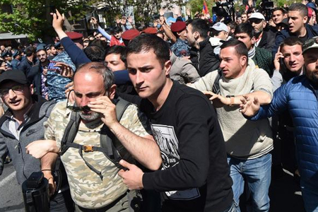 Kütləvi gecə yürüşü İrəvanı silkələyir