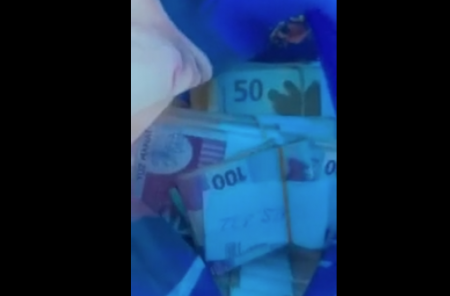 Bakıda vəzifəli məmur bir kisə pulu alan zaman videoya çəkildi