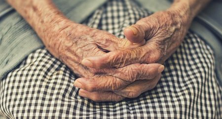 В Баку вор отнял у старушки последние 5 манатов и рецепт от врача