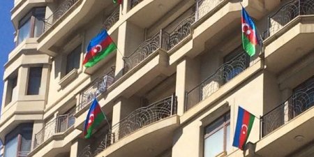 Bakıda binanın bütün sakinləri eyvandan bayraq asdı (FOTOLAR)