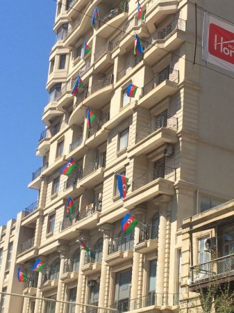 Bakıda binanın bütün sakinləri eyvandan bayraq asdı (FOTOLAR)