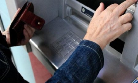 Bankomatdan pul çıxaran qadın soyuldu