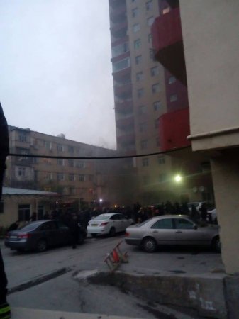 Bakıda yaşayış binası yanır (FOTOLAR)