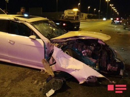 В Баку столкнулись грузовой и легковой автомобили, есть пострадавший
