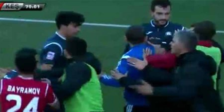 Azərbaycan Kubokunda dava: Baş məşqçi futbolçunu vurdu (VİDEO)