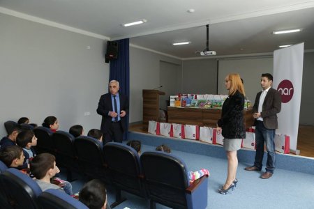 “Nar” Ümumdünya kitab günündə uşaqları hədiyyələrlə təbrik etdi - FOTOLAR