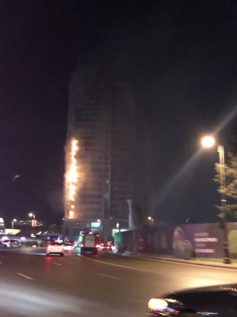 Bakıda çoxmərtəbəli binada söndürülən yanğın yenidən alovlanıb