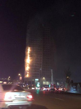 Bakıda çoxmərtəbəli binada söndürülən yanğın yenidən alovlanıb