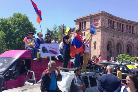 Ermənistan: Etirazçılar İrəvanda beynəlxalq aeroporta gedən yolu bağlayıb