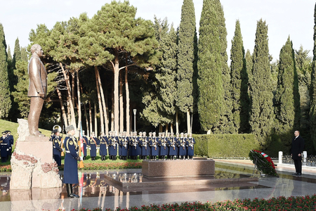 Azərbaycan Prezidenti Heydər Əliyevin məzarını ziyarət edib Azərbaycan Prezidenti Heydər Əliyevin məzarını ziyarət edib