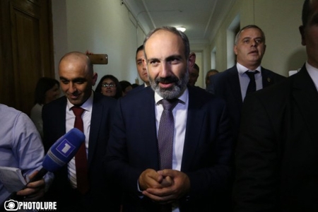 Paşinyanın arxasında dayanan qüvvə: - Qərb, yoxsa Rusiya?