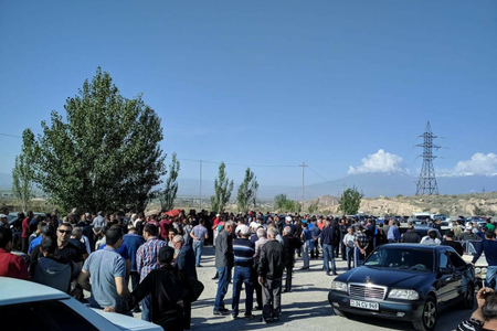 İrəvanda aksiya: etirazçılar zavod rəhbərinin təklifini qəbul etmədilər İrəvanda aksiya: etirazçılar zavod rəhbərinin təklifini qəbul etmədilər