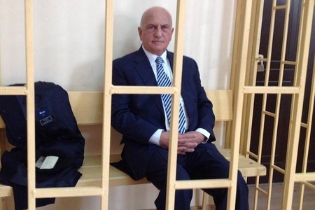 Əli İnsanov ailə üzvlərinin Almaniyaya köçməsi xəbərinə münasibət bildirdi