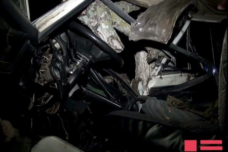 Bakıda avtomobil işıq dirəyinə çırpılıb, ölən var