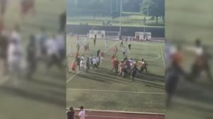 Futbolçular və azarkeşlər oyundan sonra hakimi döydülər