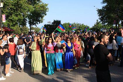 Bu xanım rəhbərlər milli geyimdə Bakını gəzdi - Foto