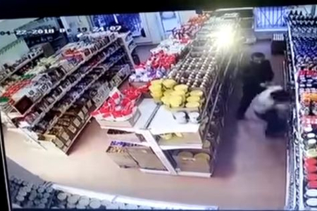 Azərbaycanda mağazaya basqın: dəhsətli görüntülər – VİDEO Azərbaycanda mağazaya basqın: dəhsətli görüntülər – VİDEO